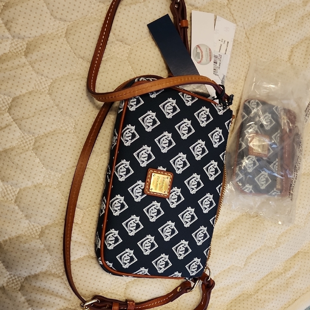 Tampa Bay Rays Dooney & Bourke Top Zip Crossbody Purse - Picture 4 of 12